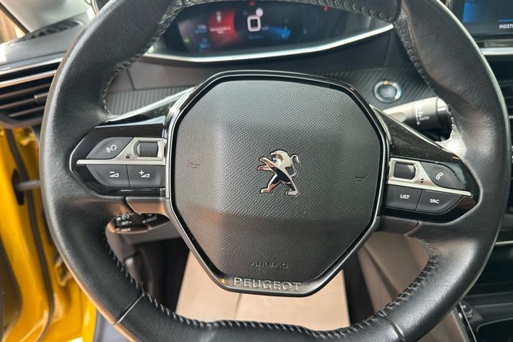 Gul Peugeot 208 fra 2020