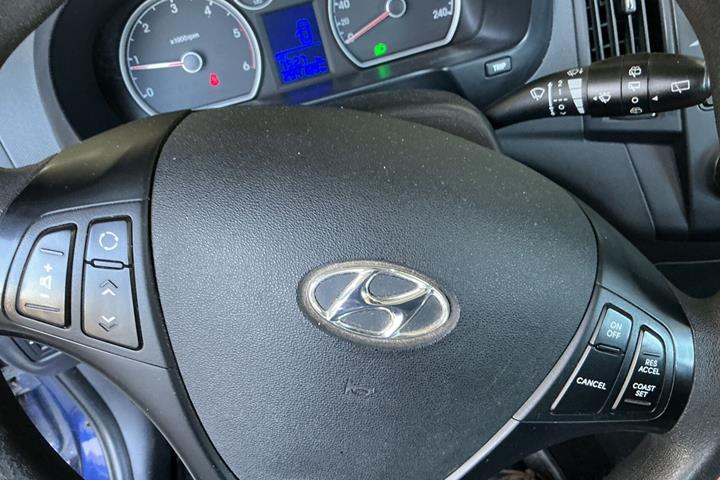 Blå Hyundai i30 fra 2011