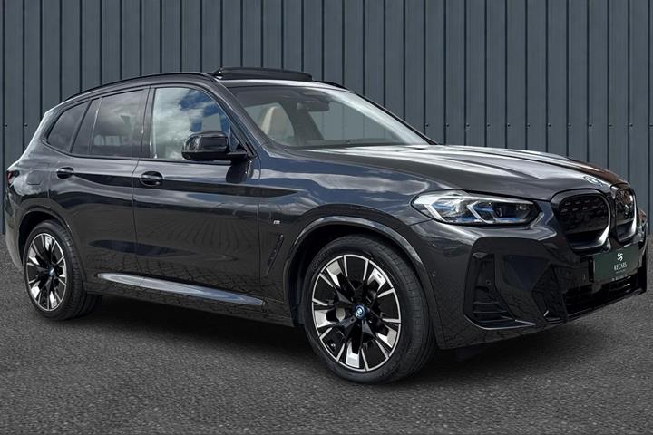 Grå BMW iX3 fra 2022