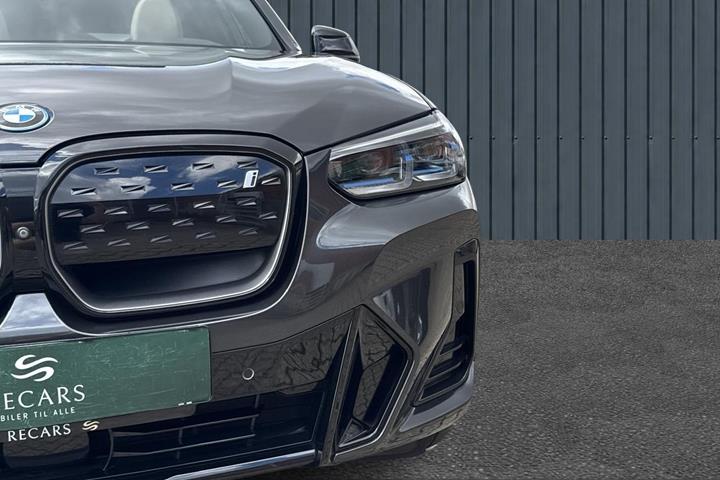 Grå BMW iX3 fra 2022