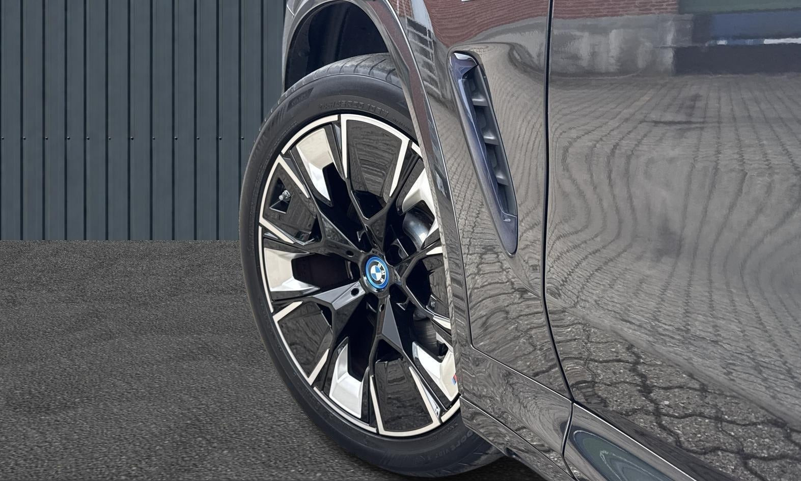 Grå BMW iX3 fra 2022
