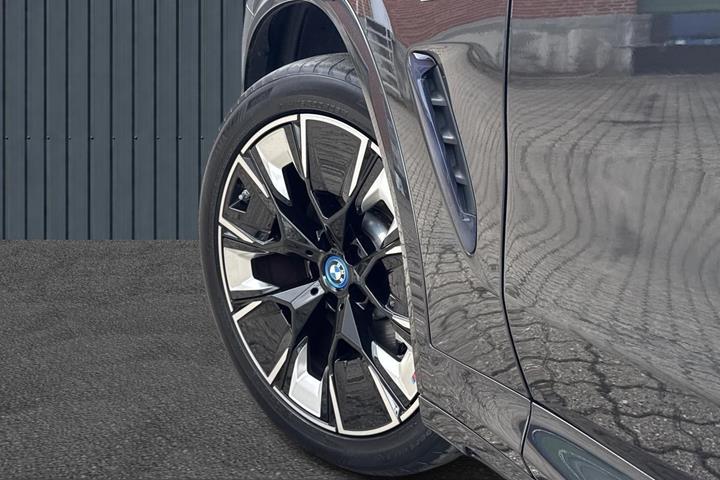 Grå BMW iX3 fra 2022