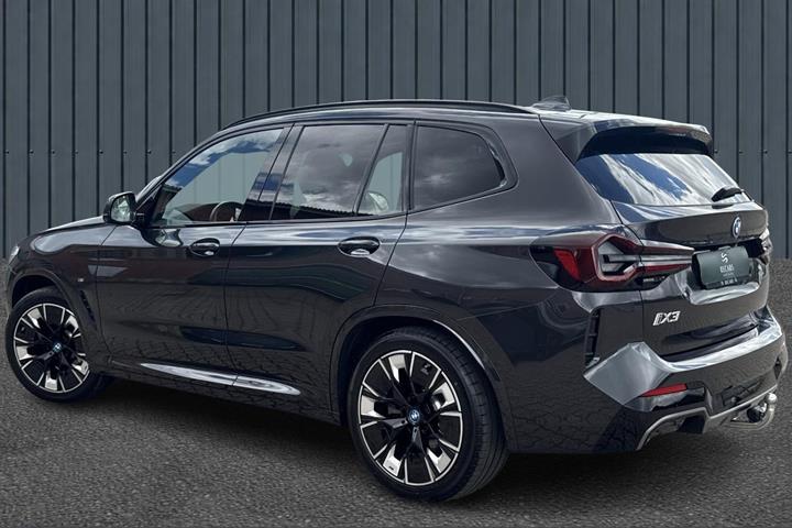Grå BMW iX3 fra 2022