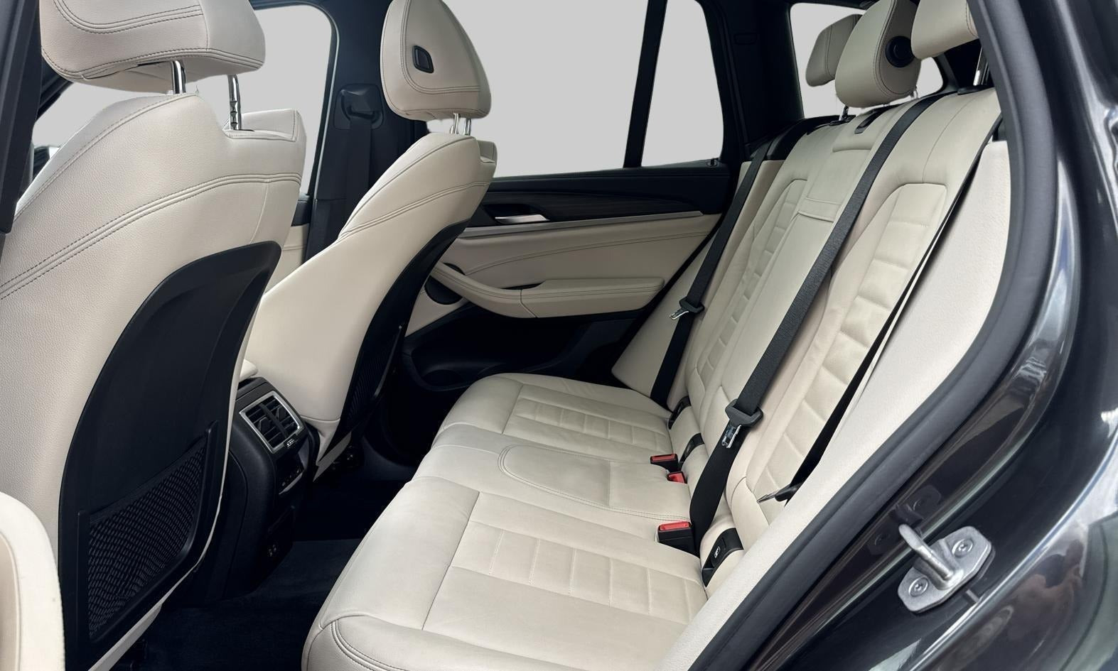 Grå BMW iX3 fra 2022