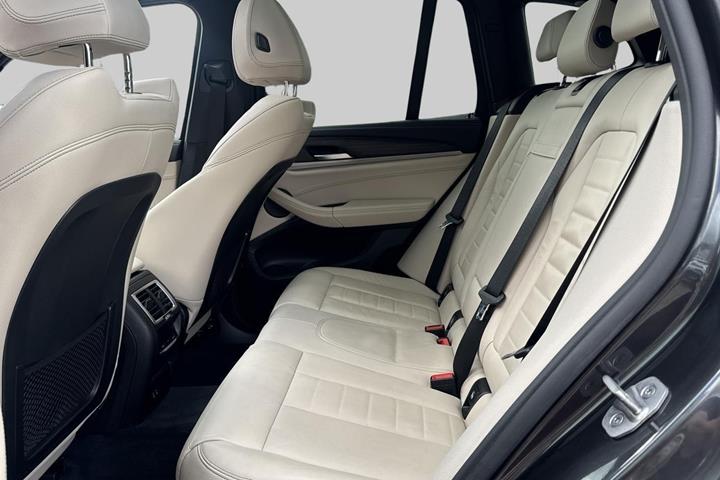 Grå BMW iX3 fra 2022