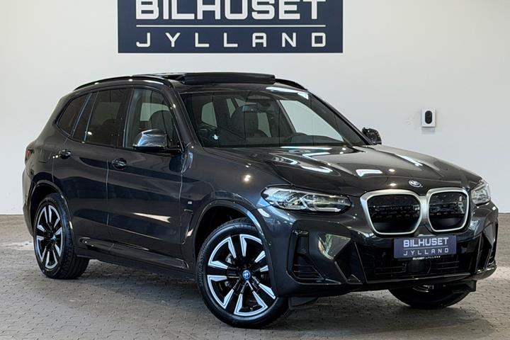 Grå BMW iX3 fra 2024 set udefra