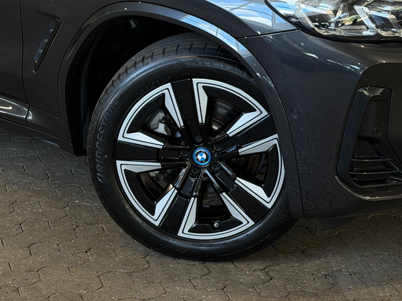Grå BMW iX3 fra 2024