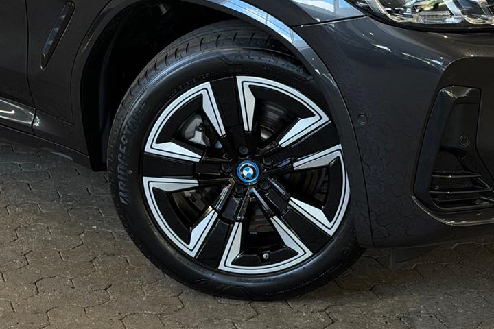 Grå BMW iX3 fra 2024