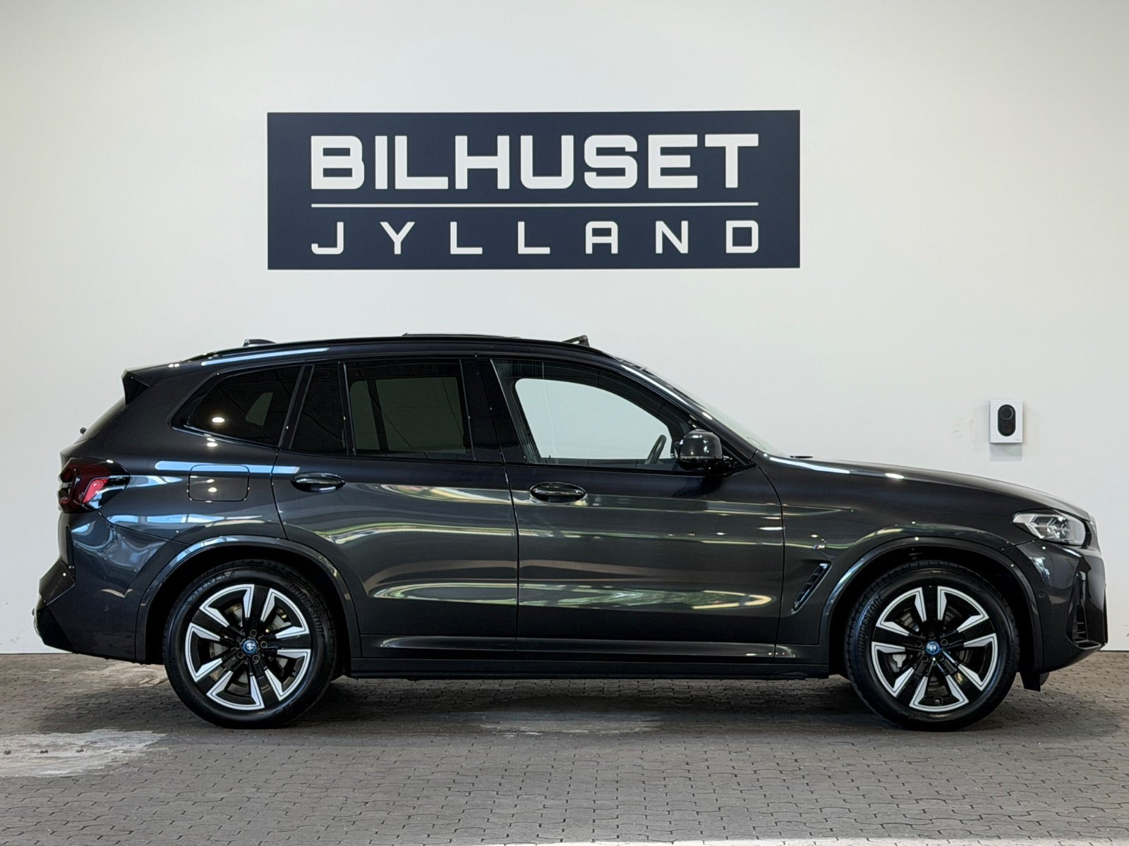 Grå BMW iX3 fra 2024