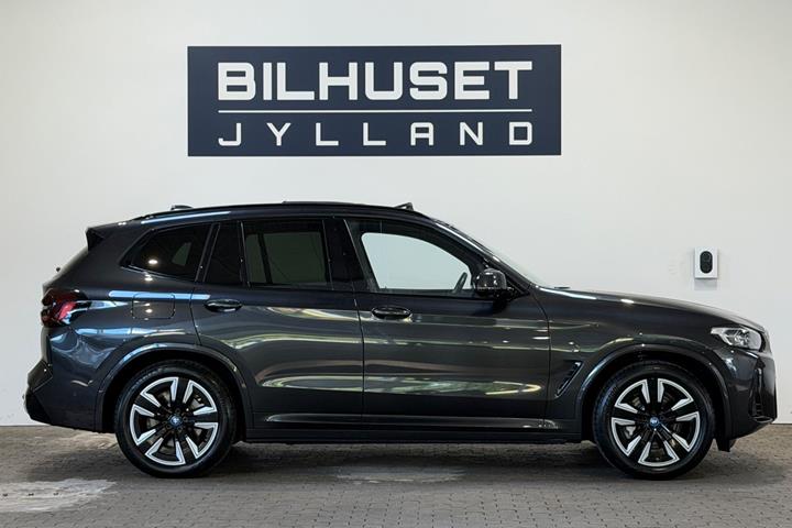 Grå BMW iX3 fra 2024