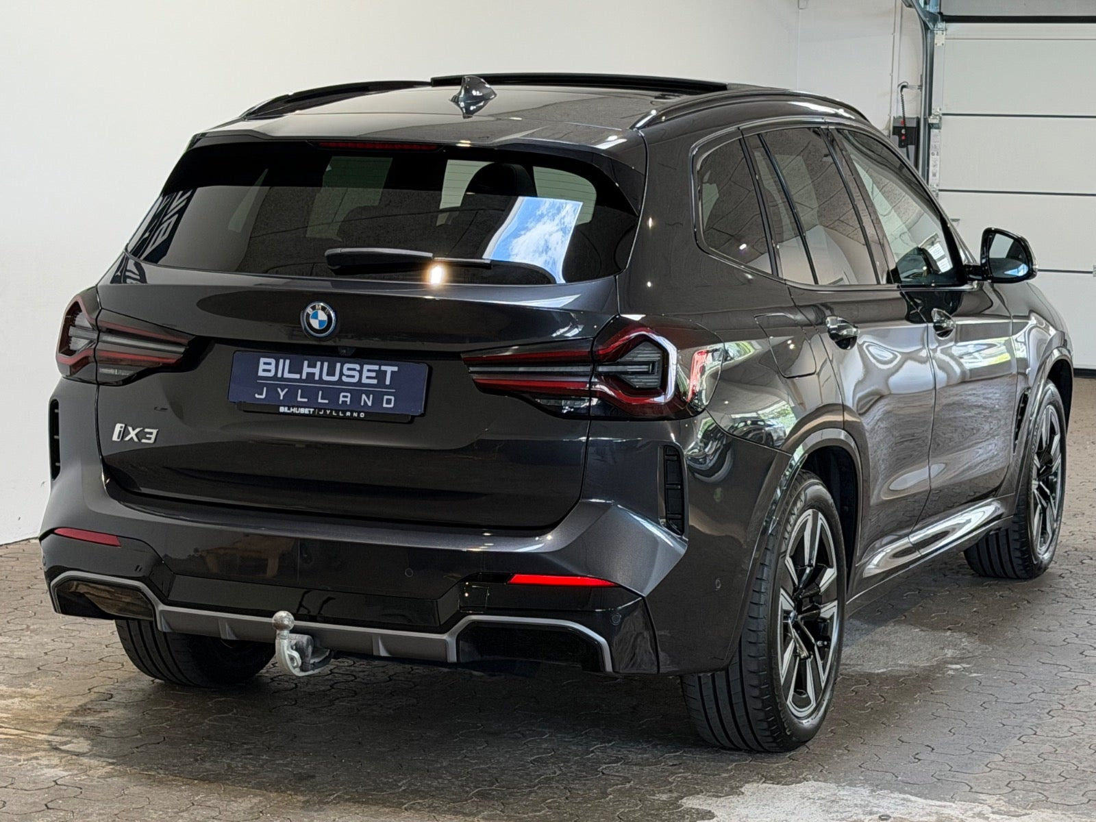 Grå BMW iX3 fra 2024