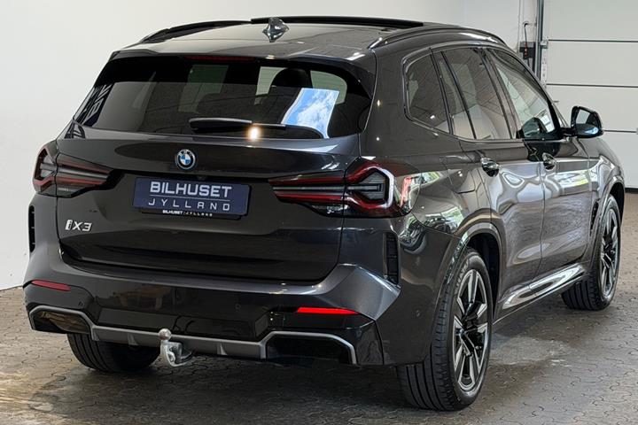 Grå BMW iX3 fra 2024