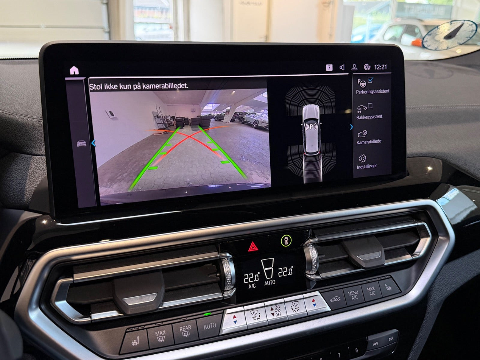 Grå BMW iX3 fra 2024