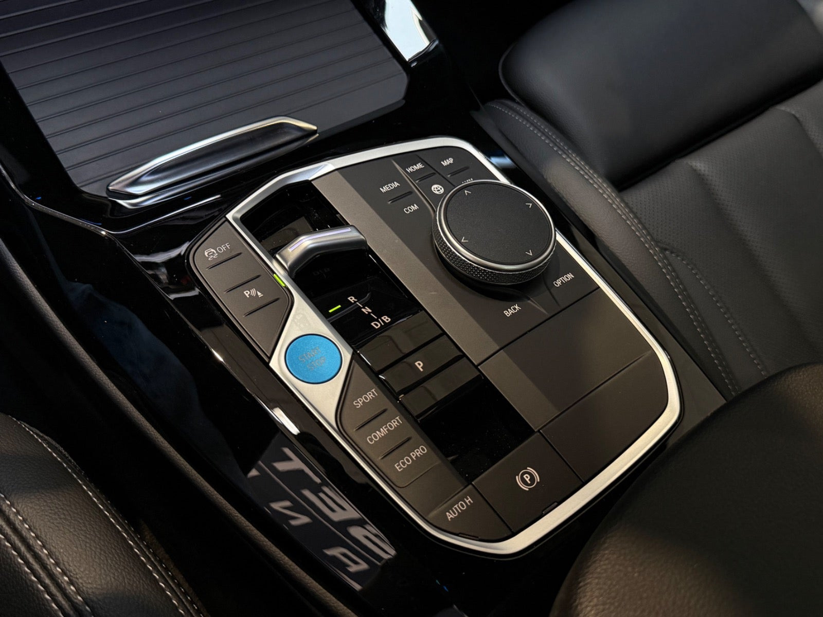 Grå BMW iX3 fra 2024