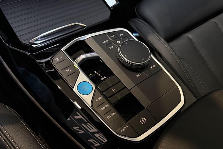 Grå BMW iX3 fra 2024