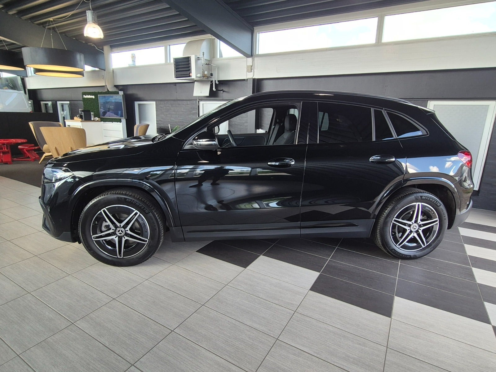 Sort Mercedes EQA250+ fra 2025