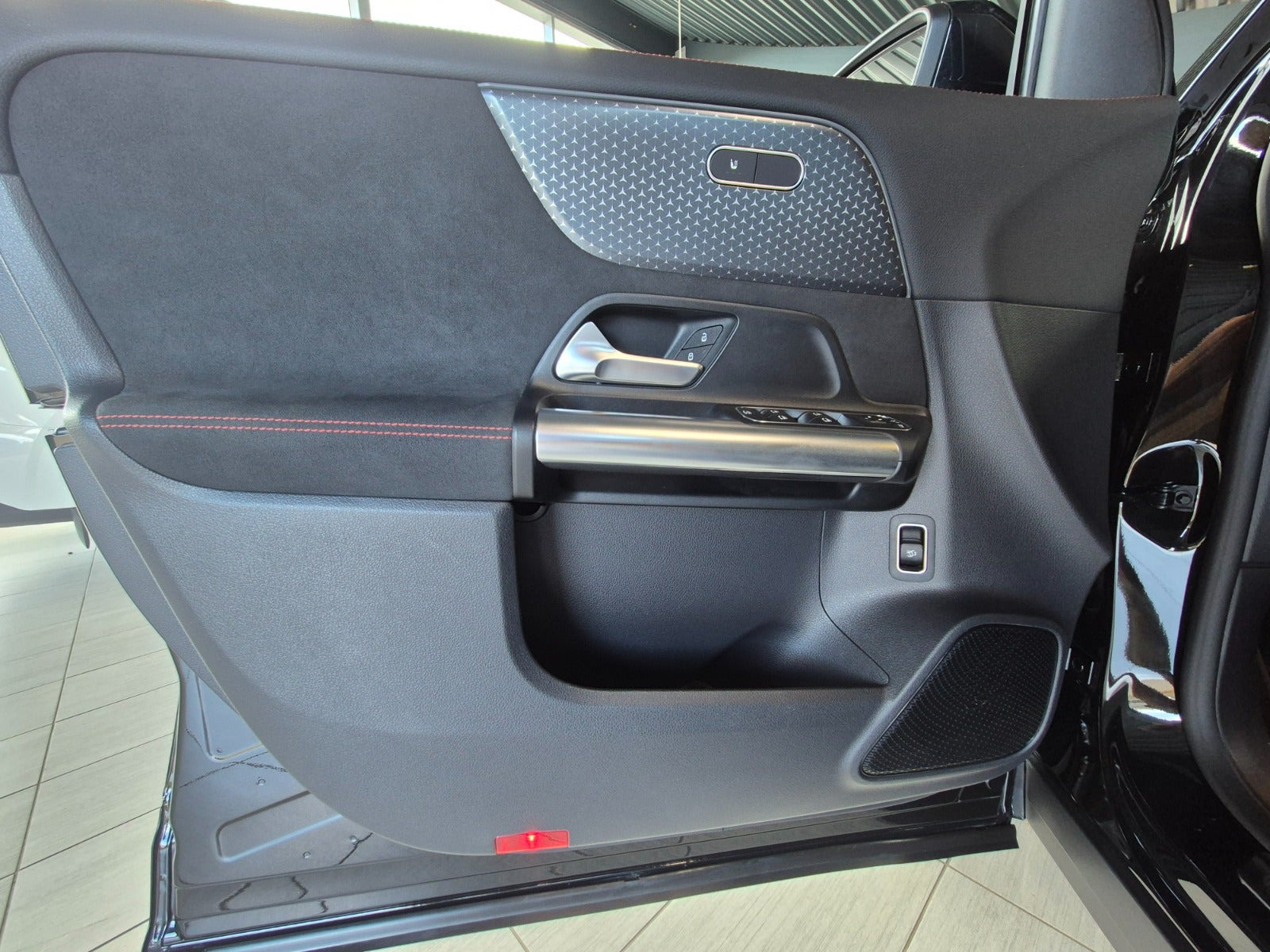 Sort Mercedes EQA250+ fra 2025