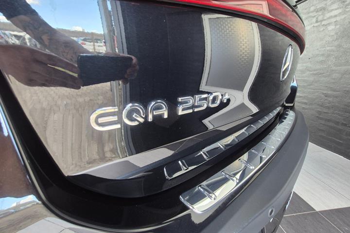 Sort Mercedes EQA250+ fra 2025