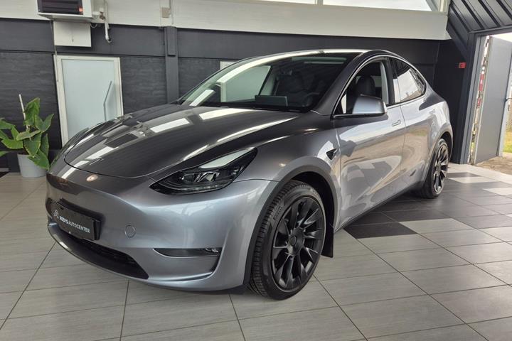 Sølv Tesla Model Y fra 2023