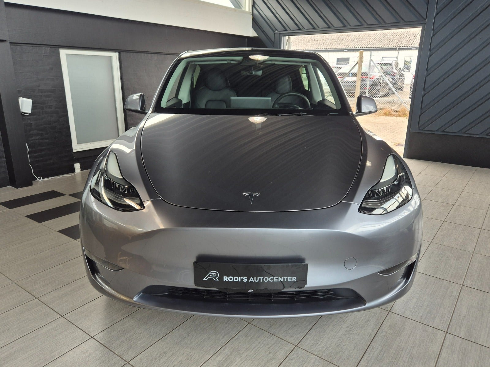 Sølv Tesla Model Y fra 2023