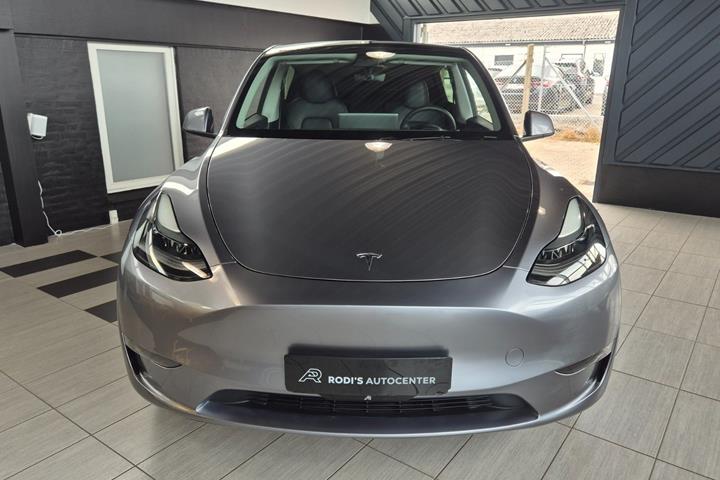 Sølv Tesla Model Y fra 2023