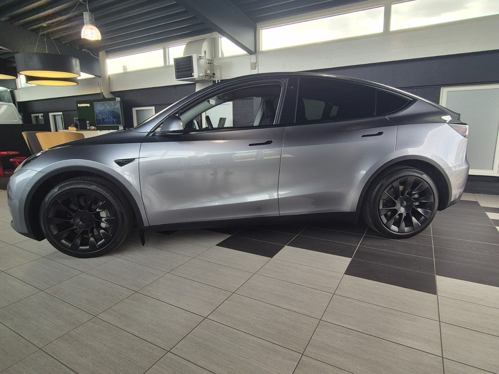 Sølv Tesla Model Y fra 2023