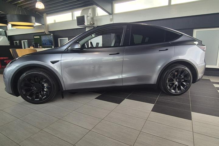 Sølv Tesla Model Y fra 2023