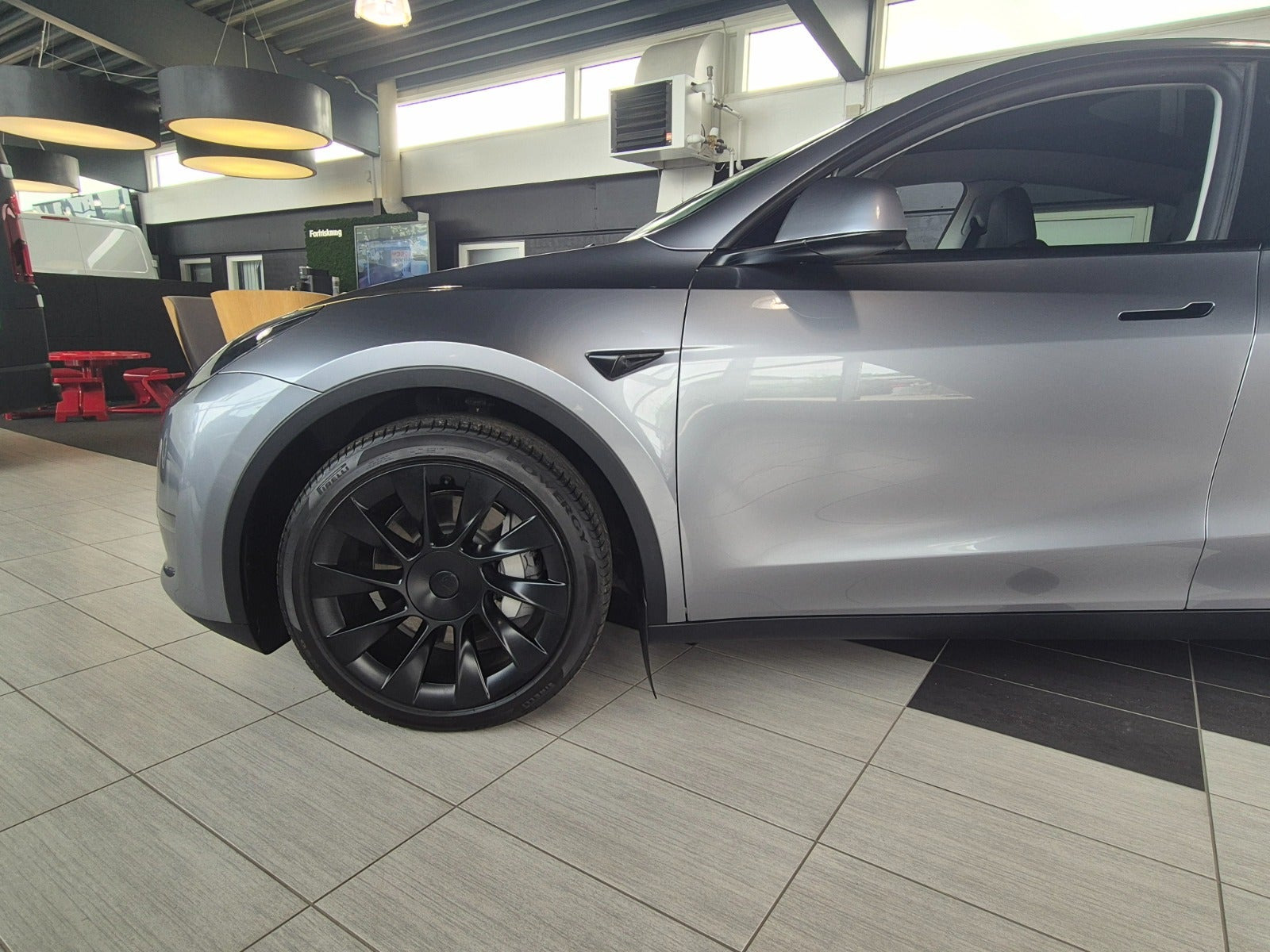 Sølv Tesla Model Y fra 2023