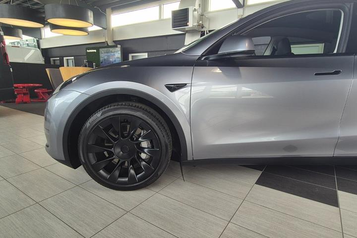 Sølv Tesla Model Y fra 2023