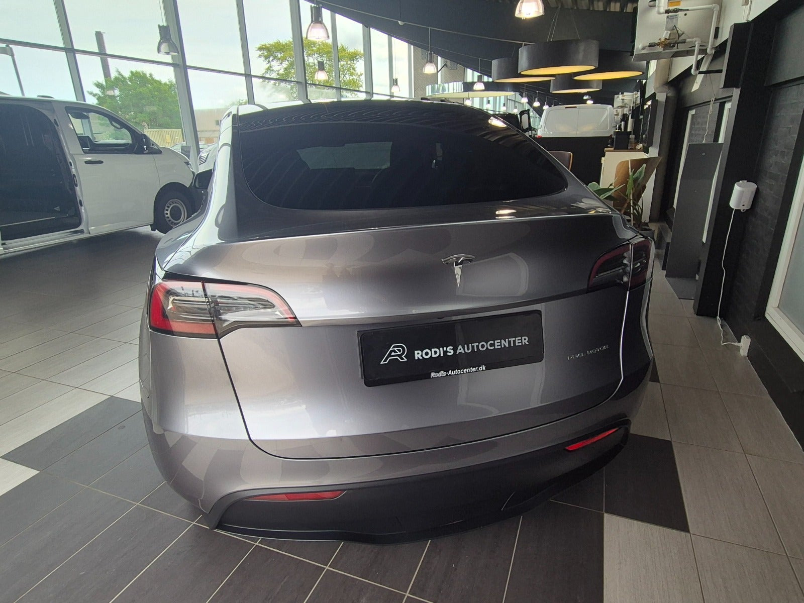 Sølv Tesla Model Y fra 2023