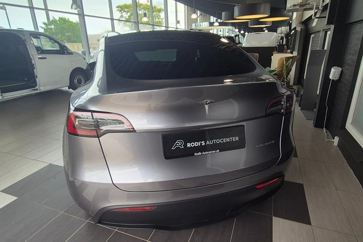 Sølv Tesla Model Y fra 2023