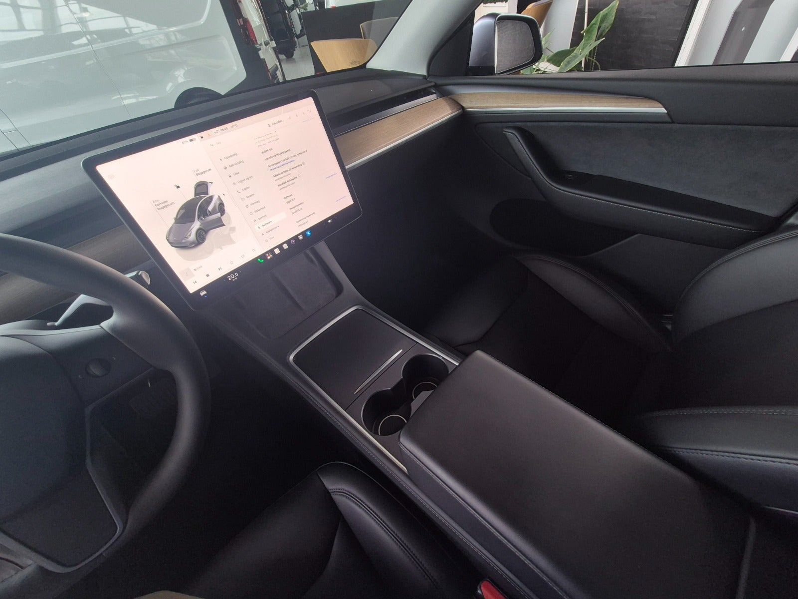 Sølv Tesla Model Y fra 2023