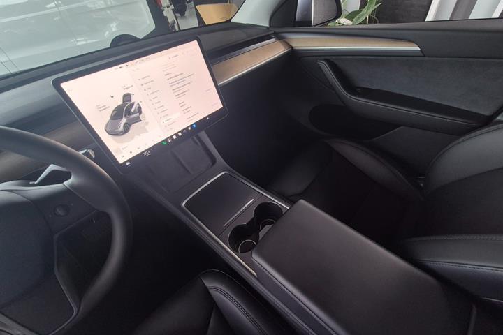 Sølv Tesla Model Y fra 2023