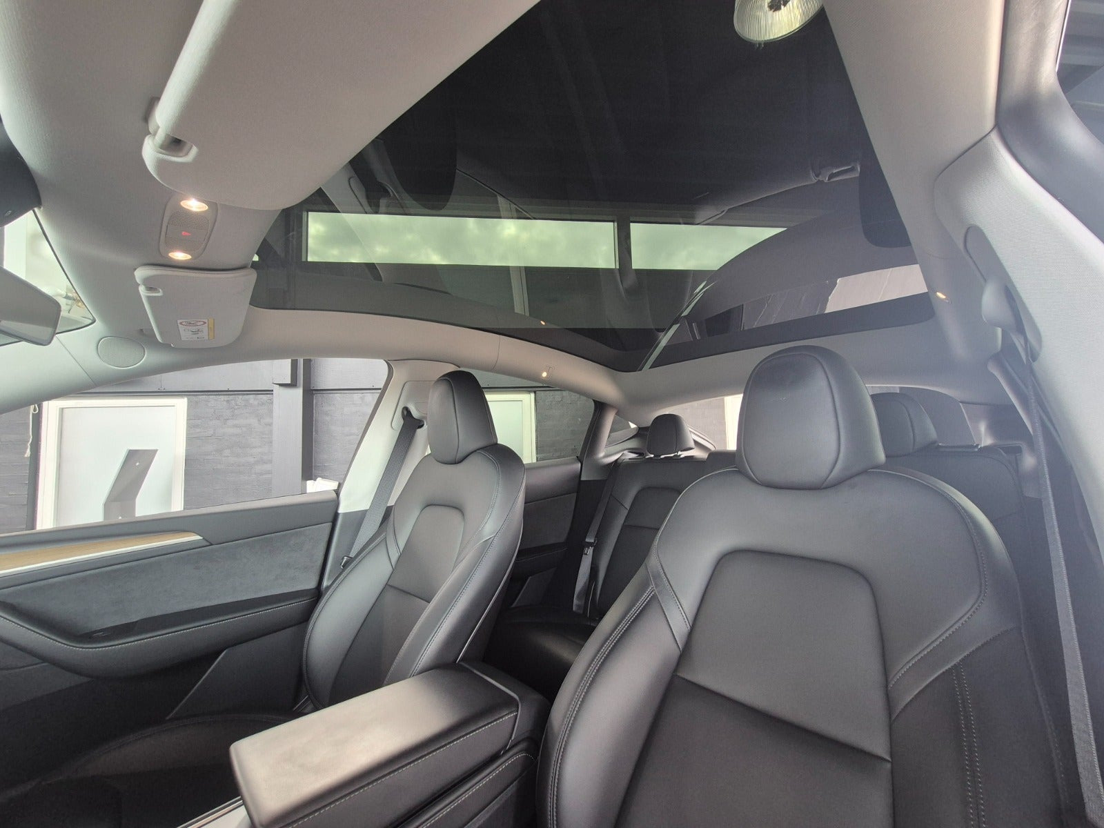 Sølv Tesla Model Y fra 2023