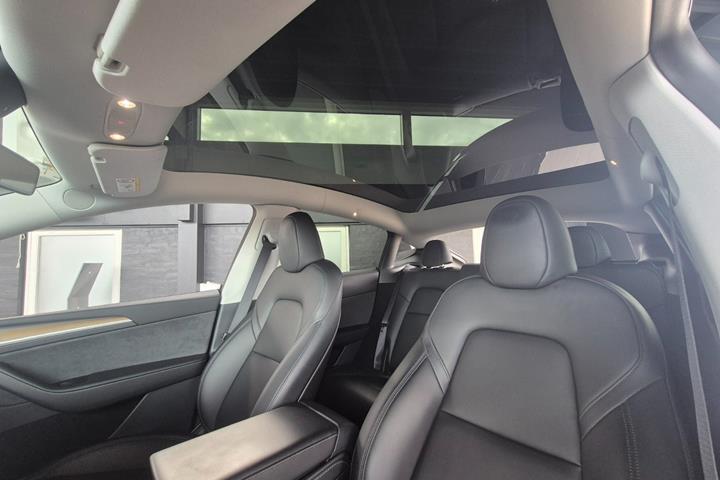 Sølv Tesla Model Y fra 2023