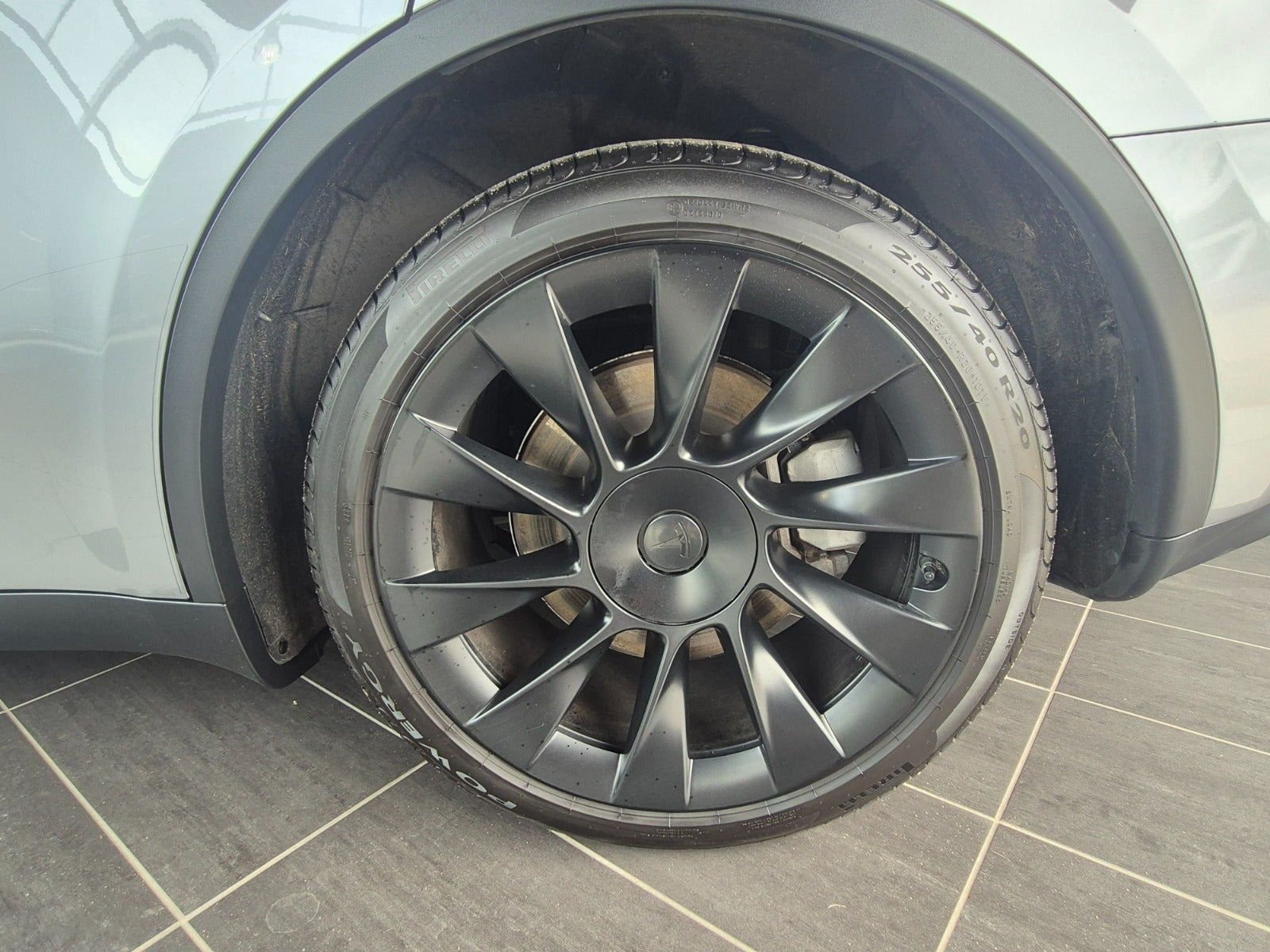 Sølv Tesla Model Y fra 2023