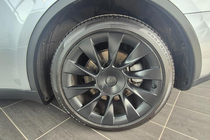 Sølv Tesla Model Y fra 2023
