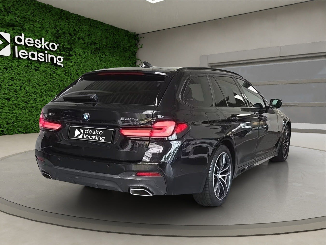 Sort BMW 530e fra 2023