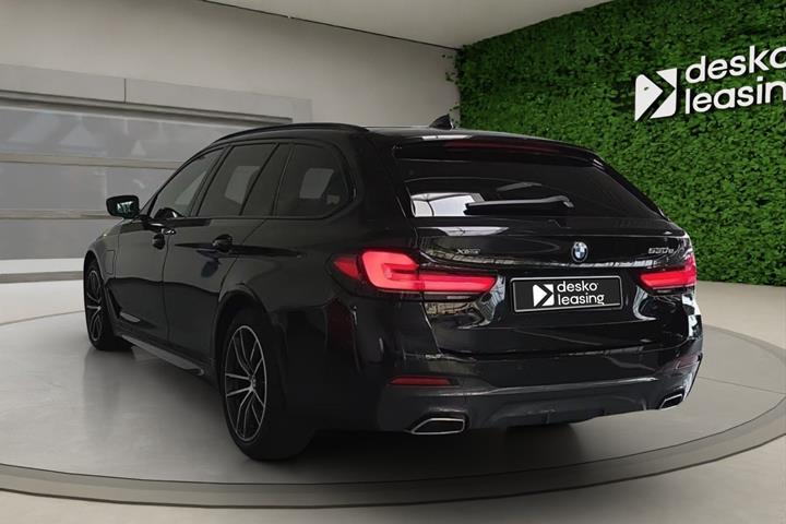 Sort BMW 530e fra 2023