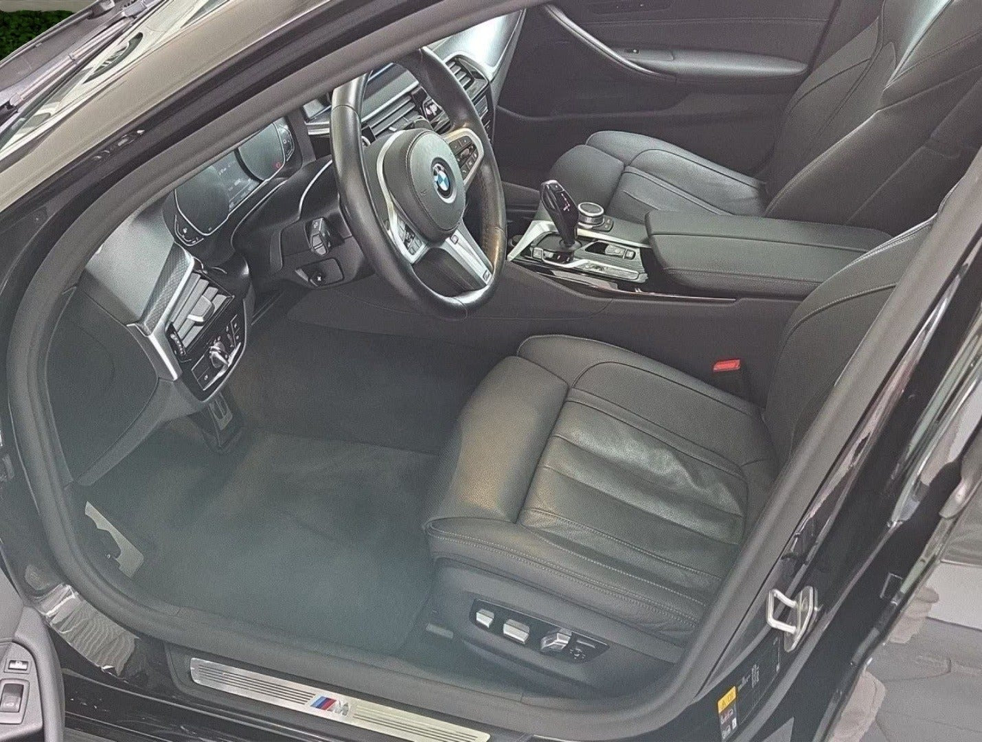 Sort BMW 530e fra 2023