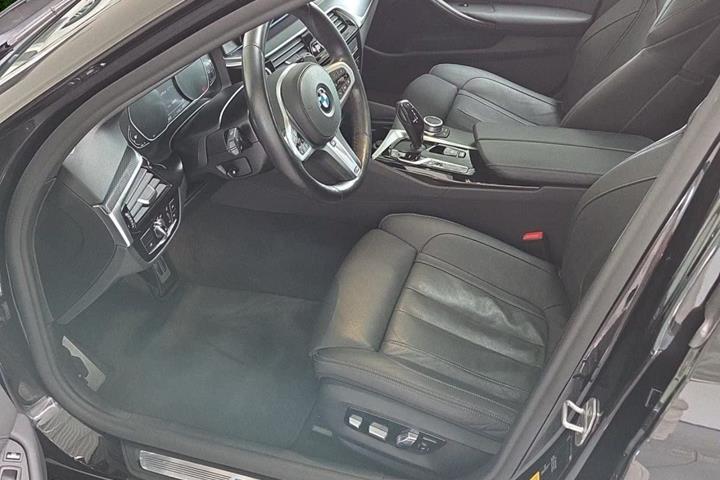Sort BMW 530e fra 2023