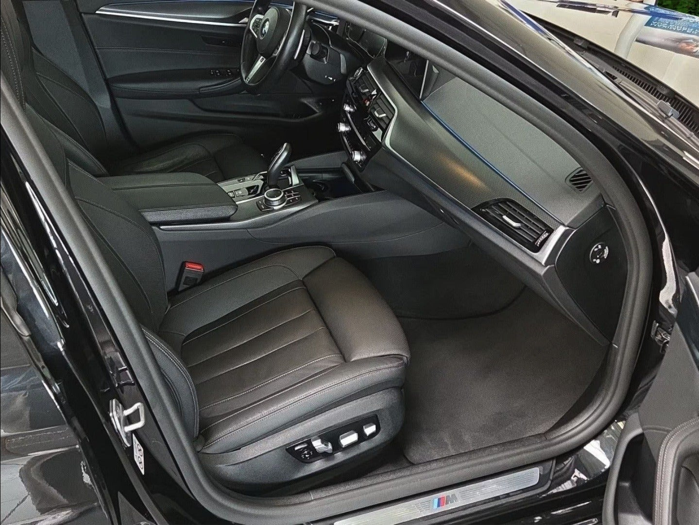 Sort BMW 530e fra 2023