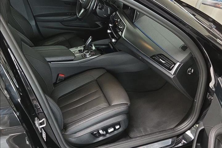 Sort BMW 530e fra 2023
