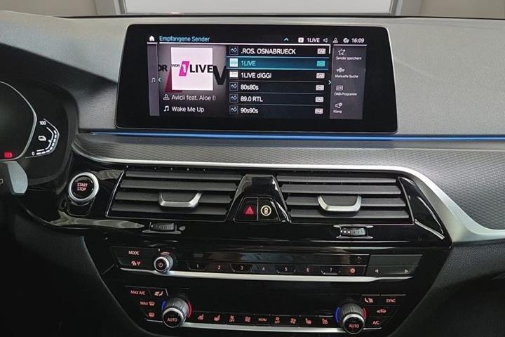 Sort BMW 530e fra 2023