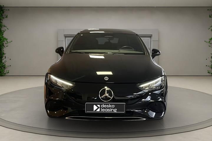 Sort Mercedes EQE300 fra 2023