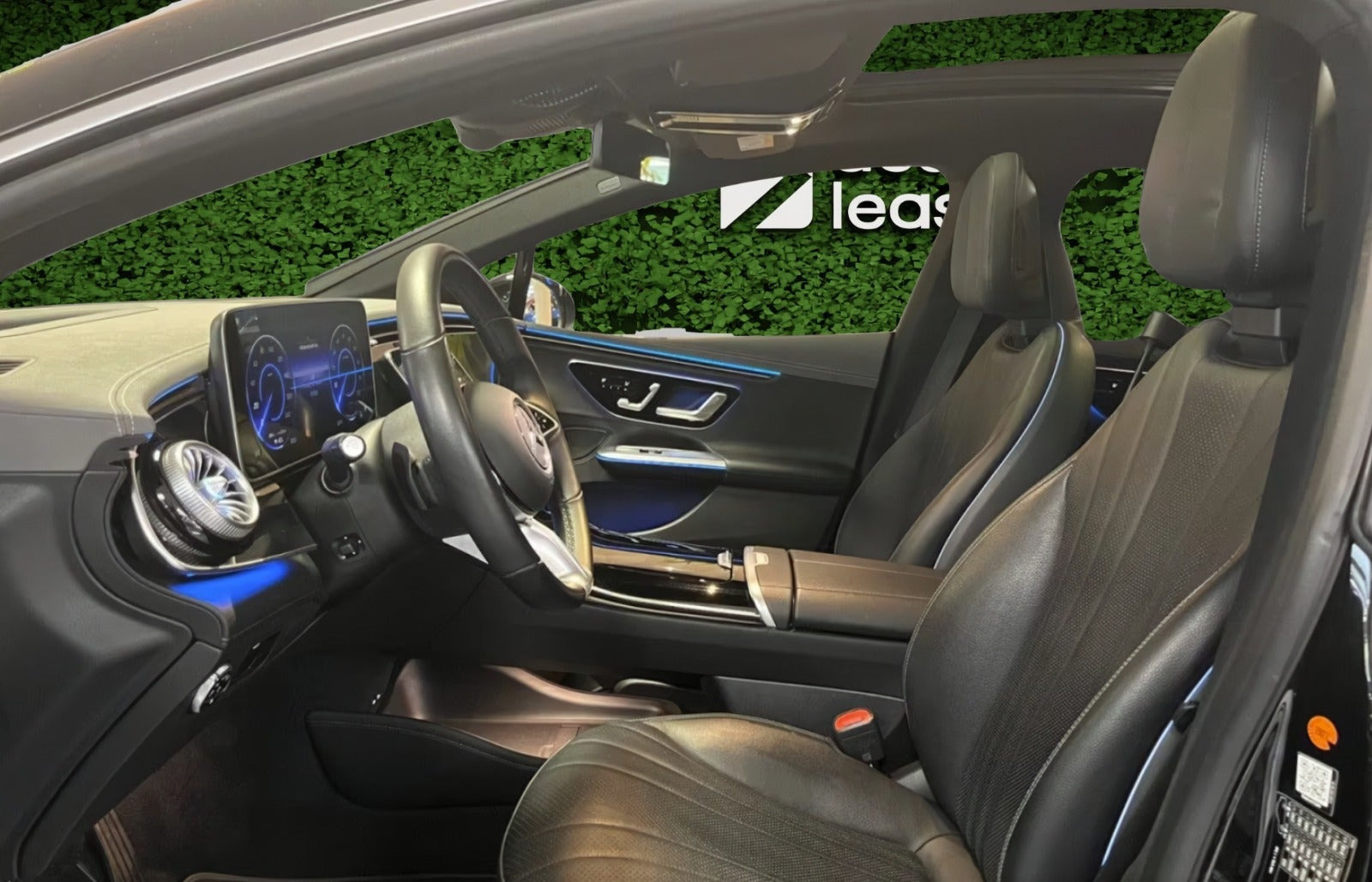 Sort Mercedes EQE300 fra 2023