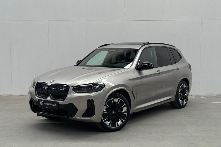 Orange BMW iX3 fra 2022 set udefra