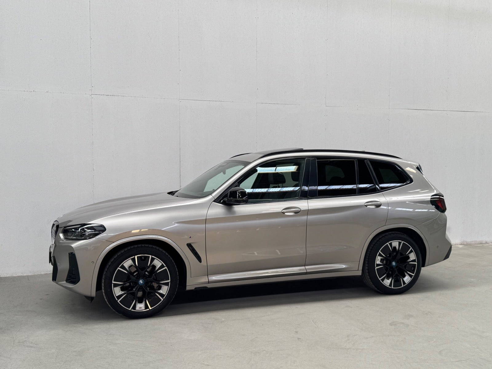 Orange BMW iX3 fra 2022