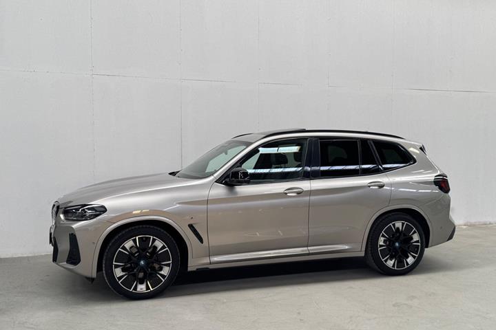 Orange BMW iX3 fra 2022