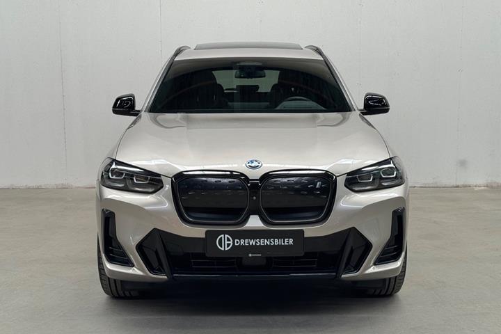 Orange BMW iX3 fra 2022